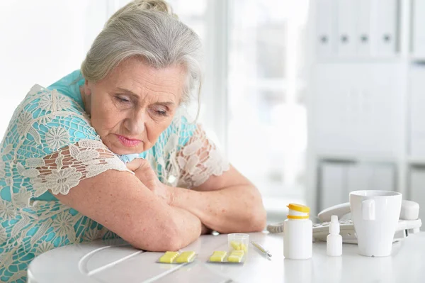 Triste Anciana Enferma Sentada Mesa Con Pastillas —  Fotos de Stock