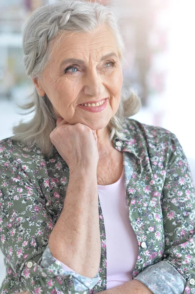 Close Van Portret Van Gelukkig Senior Vrouw Thuis — Stockfoto