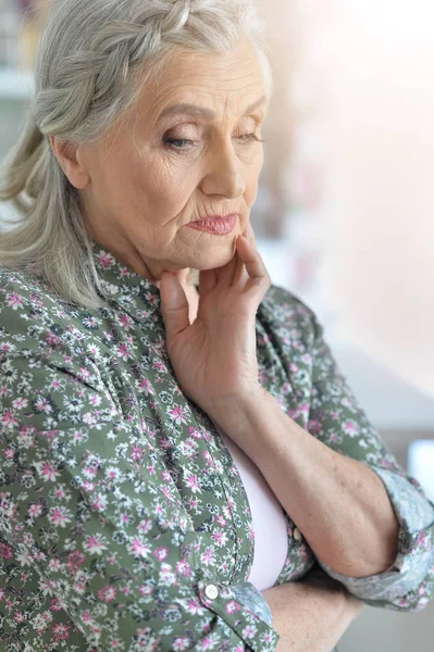 Zbliżenie Portret Smutnej Starszej Kobiety — Zdjęcie stockowe