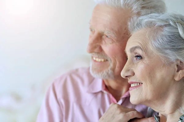 Feliz Pareja Ancianos Posando Casa —  Fotos de Stock