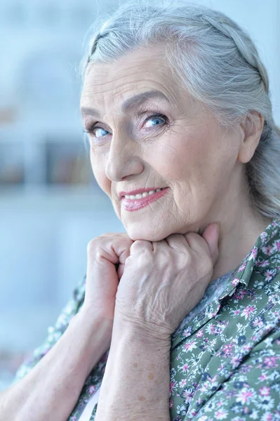 Close Van Portret Van Gelukkig Senior Vrouw Thuis — Stockfoto