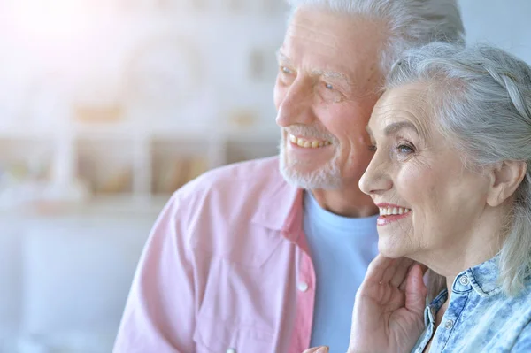 Feliz Pareja Ancianos Posando Casa — Foto de Stock