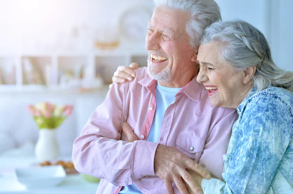 Feliz Casal Sênior Posando Casa — Fotografia de Stock