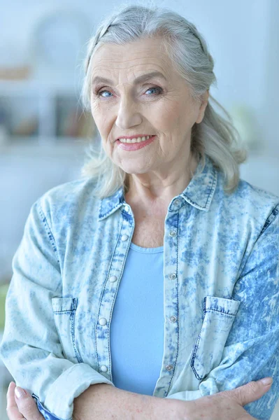 Крупным Планом Портрет Счастливой Пожилой Женщины Дома — стоковое фото