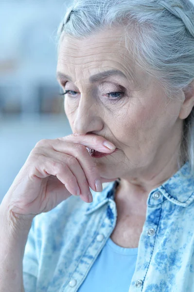 Nahaufnahme Porträt Einer Müden Seniorin — Stockfoto