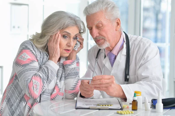 Oberarzt mit älterer Patientin — Stockfoto