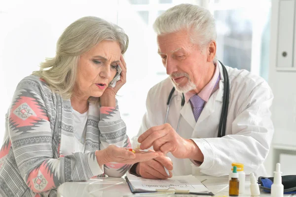 Médecin sénior avec patient âgé — Photo