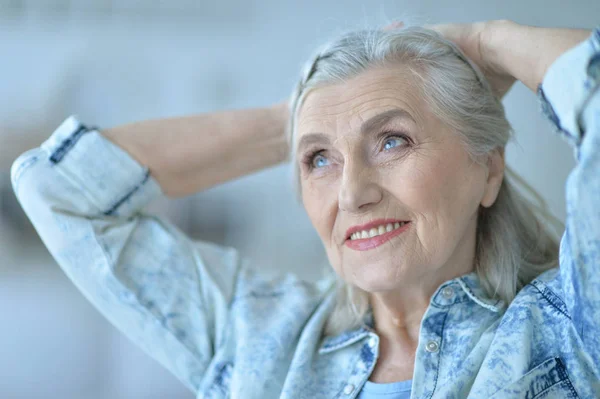 Close Van Portret Van Gelukkig Senior Vrouw Thuis — Stockfoto