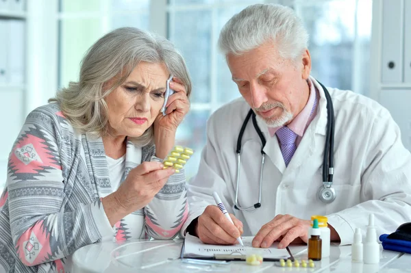 Starší lékař se starším pacientem — Stock fotografie