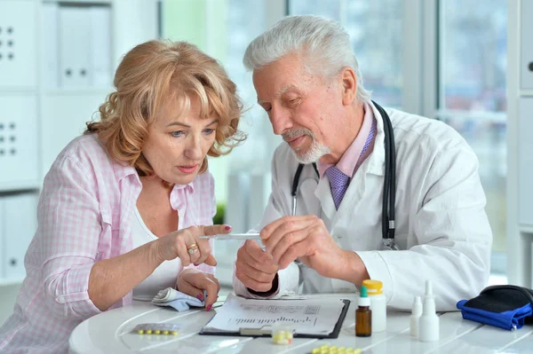 Médico senior con paciente anciano —  Fotos de Stock