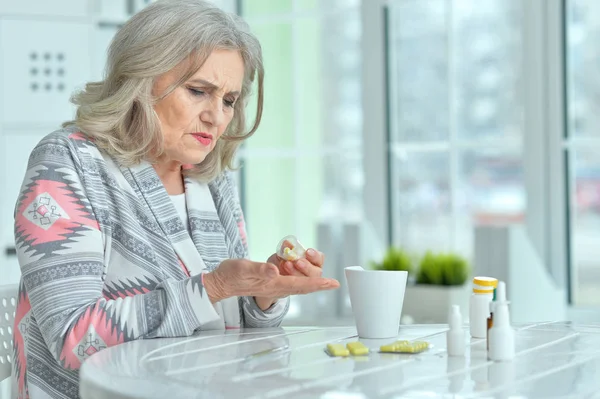 Ledsen Sjuk Senior Kvinna Sitter Vid Bordet Med Piller — Stockfoto