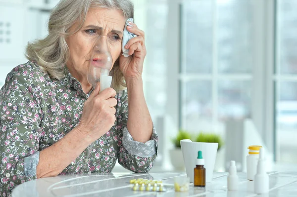 Retrato Una Anciana Enferma Sentada Cocina Con Inhalador —  Fotos de Stock