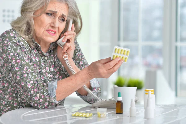 Mujer Mayor Enferma Con Medicina Llamando Hospital — Foto de Stock