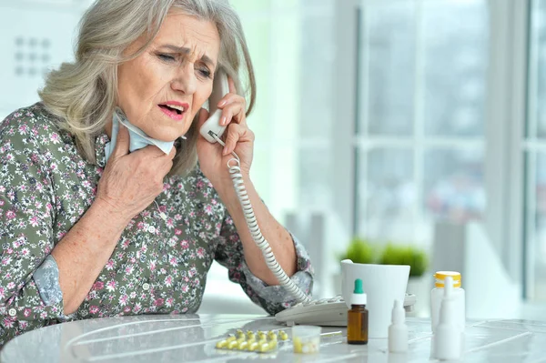 Femme Âgée Malade Avec Des Médicaments Appelant Hôpital — Photo