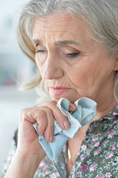 Kranke Seniorin Sitzt Hause Tisch — Stockfoto