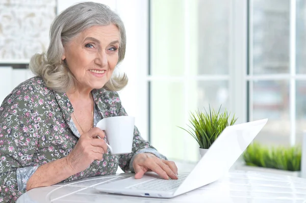 Mulher idosa emocional com laptop — Fotografia de Stock