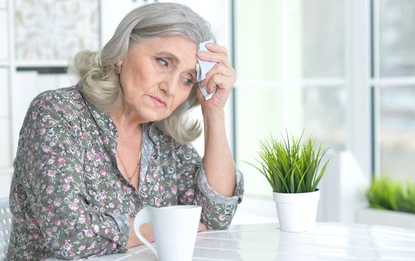 Sjuk Senior Kvinna Sitter Bordet Hemma — Stockfoto