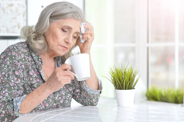 Kranke Seniorin Sitzt Hause Tisch — Stockfoto