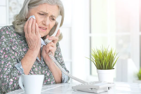 Portrait Ill Senior Woman Calling Doctor — Stock Photo, Image