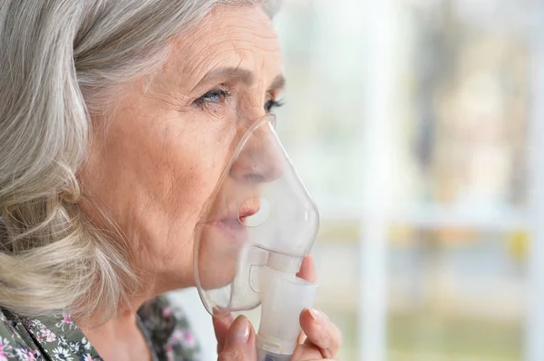 Retrato Una Anciana Con Inhalación Gripe — Foto de Stock