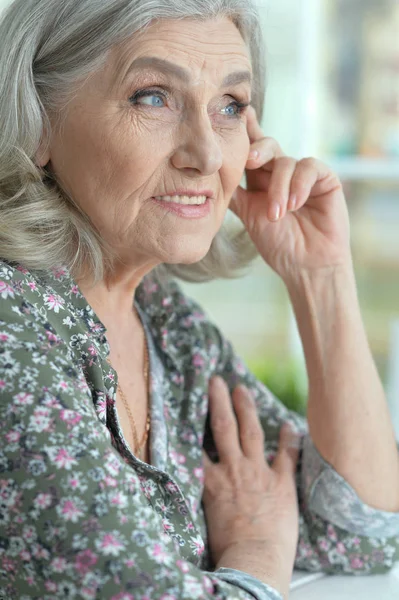 Bella donna anziana — Foto Stock