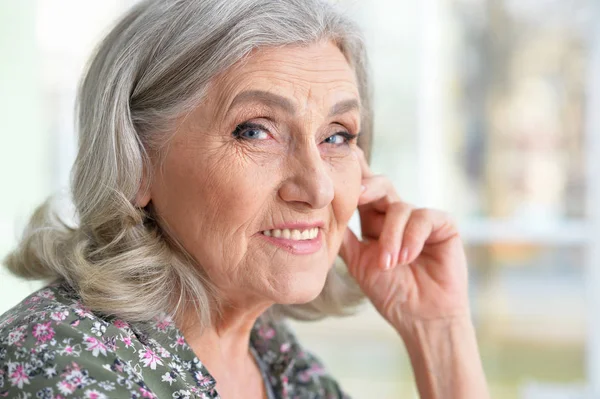 Schöne Seniorin — Stockfoto