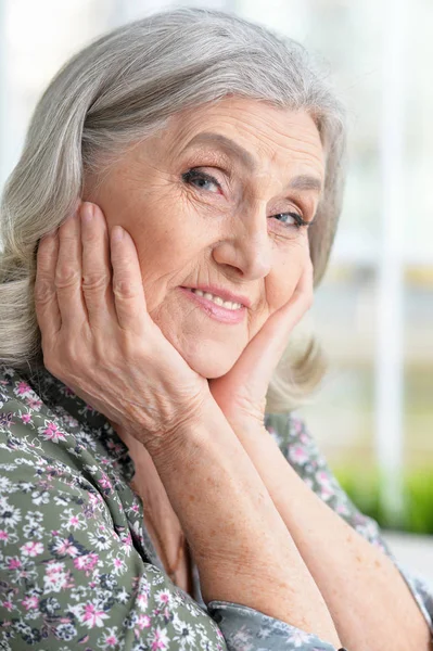 Schöne Seniorin — Stockfoto