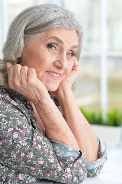 Schöne Seniorin — Stockfoto