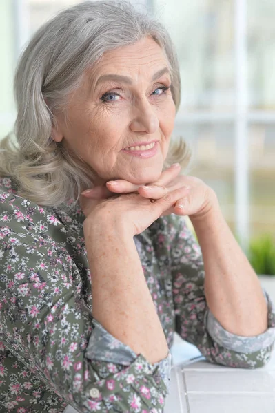 Femeie în vârstă frumoasă — Fotografie, imagine de stoc