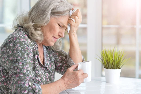 Kranke Seniorin Sitzt Hause Tisch — Stockfoto