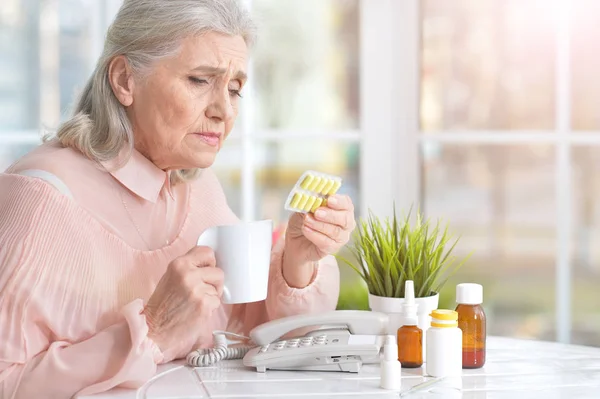 Enferma mujer mayor — Foto de Stock
