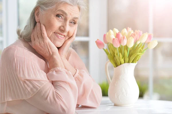 Portret Van Een Gelukkige Oudere Vrouw Thuis — Stockfoto