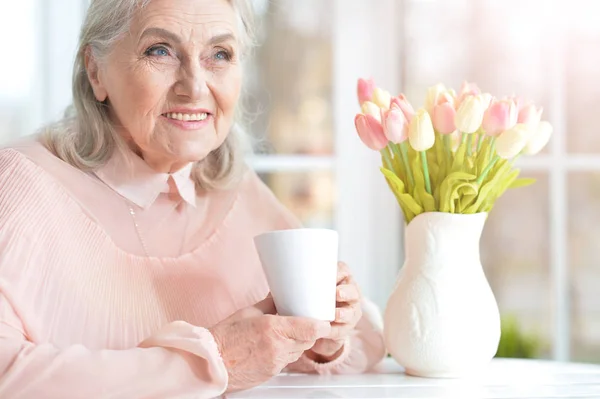 Bella Donna Anziana Sorridente Bere Casa — Foto Stock