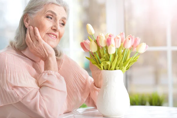 Portret Van Een Gelukkige Oudere Vrouw Thuis — Stockfoto