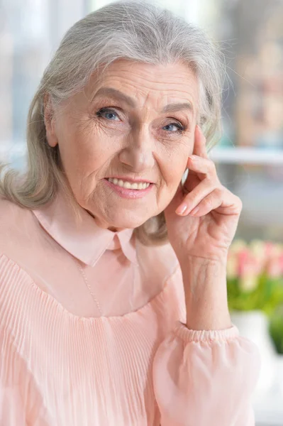 Portret Van Een Gelukkige Oudere Vrouw Thuis — Stockfoto