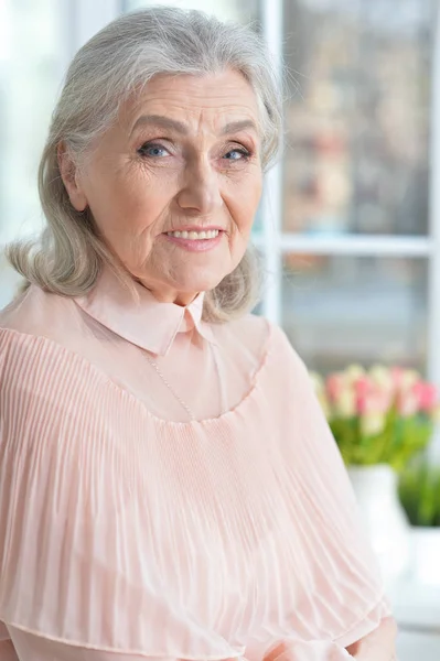 Портрет Счастливой Пожилой Женщины Дома — стоковое фото