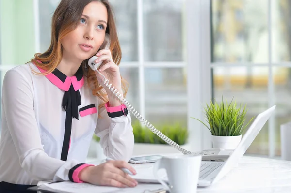 Jong Mooi Vrouw Werken Aan Tafel Met Laptop — Stockfoto