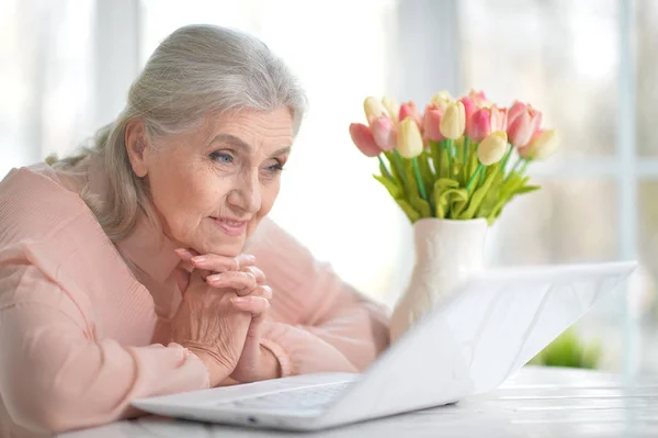 Ευτυχισμένη Ηλικιωμένη Γυναίκα Που Χρησιμοποιεί Φορητό Υπολογιστή Στο Σπίτι — Φωτογραφία Αρχείου