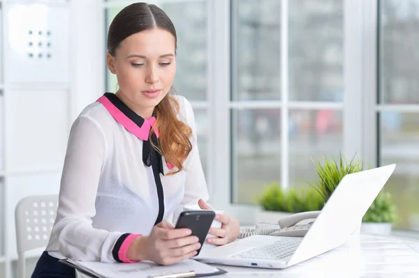 Ung Vacker Kvinna Som Arbetar Vid Bord Med Laptop Hemma — Stockfoto