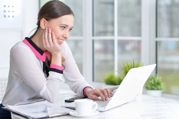 Jovem Mulher Bonita Trabalhando Mesa Com Laptop Casa — Fotografia de Stock