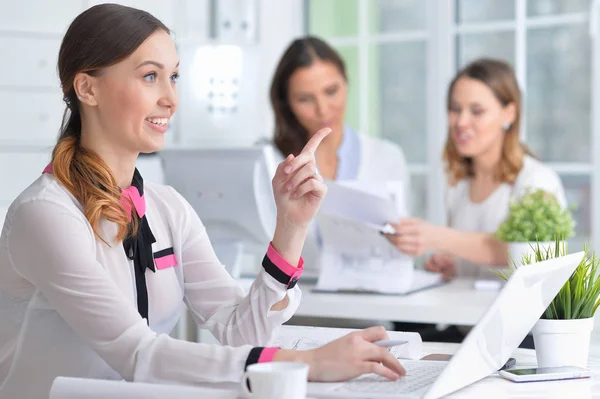 Jeunes Femmes Travaillant Dans Bureau Moderne — Photo