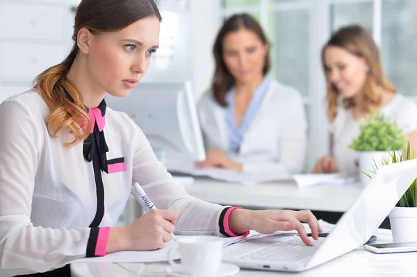 Mujeres Jóvenes Que Trabajan Una Oficina Moderna — Foto de Stock