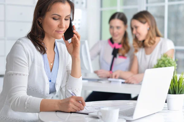 Jeunes Femmes Travaillant Dans Bureau Moderne — Photo