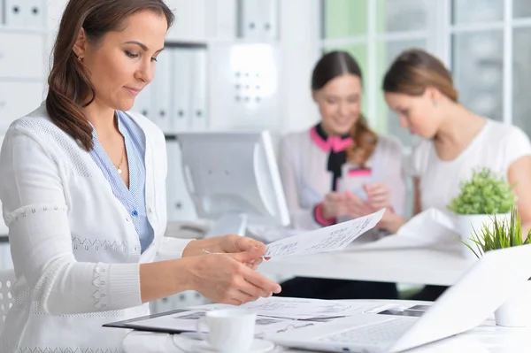 Mujeres Jóvenes Que Trabajan Una Oficina Moderna —  Fotos de Stock