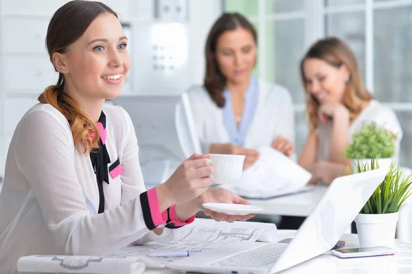 Jeunes Femmes Travaillant Dans Bureau Moderne — Photo