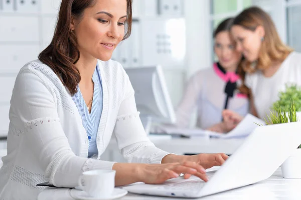 Mujeres Jóvenes Que Trabajan Una Oficina Moderna — Foto de Stock