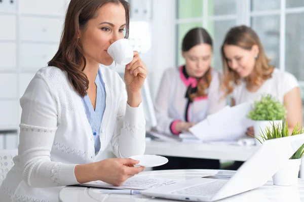 Mujeres Jóvenes Que Trabajan Una Oficina Moderna — Foto de Stock