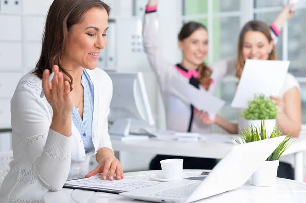 Mujeres Jóvenes Que Trabajan Una Oficina Moderna — Foto de Stock