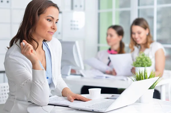 Mujeres Jóvenes Que Trabajan Una Oficina Moderna — Foto de Stock