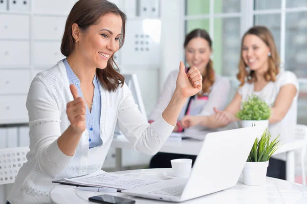 Jeunes Femmes Travaillant Dans Bureau Moderne — Photo